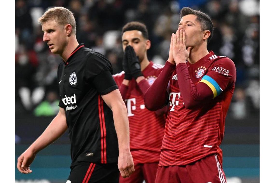 Bayerns Robert Lewandowski (r) trug in Frankfurt eine Kapitänsbinde in den ukrainischen Nationalfarben Blau und Gelb. Foto: Arne Dedert/dpa
