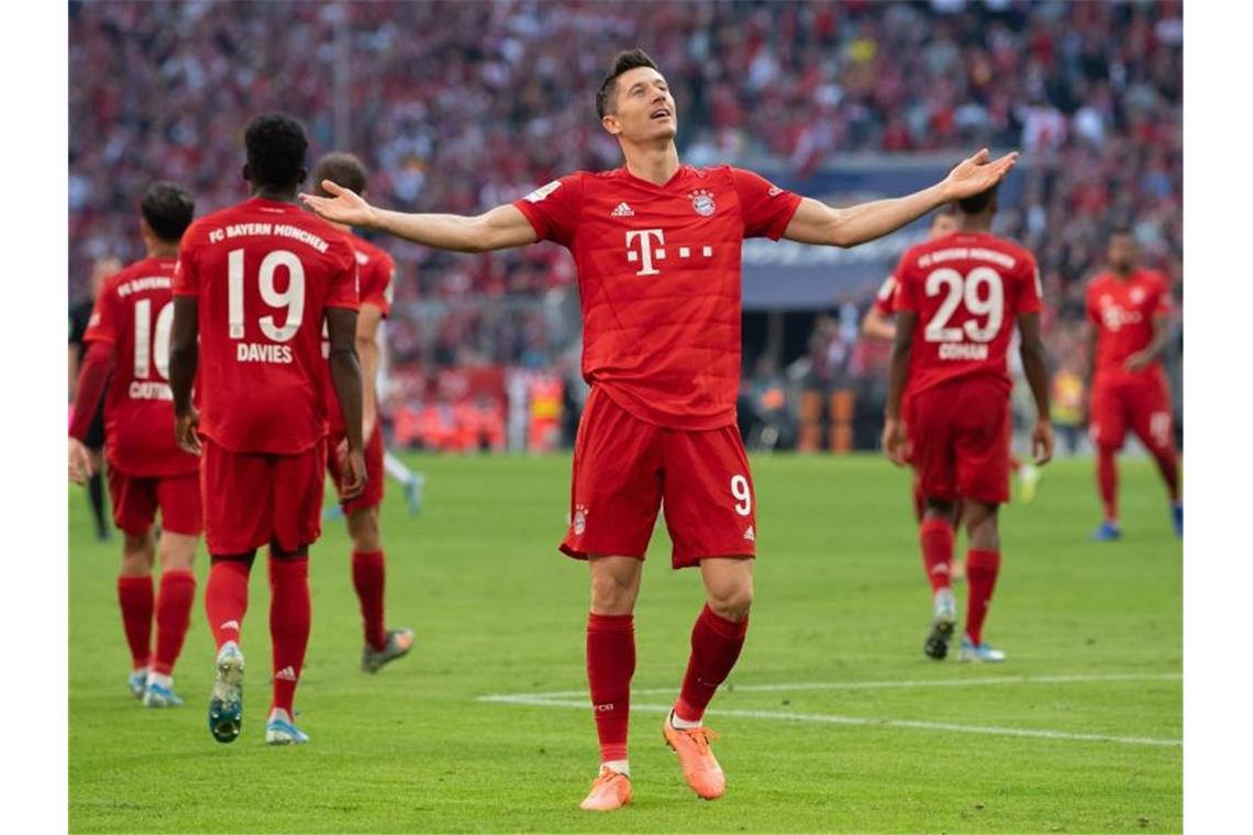 Bayerns Robert Lewandowski traf als erster Spieler in der Bundesliga-Geschichte an jedem der ersten neun Spieltage. Foto: Sven Hoppe/dpa