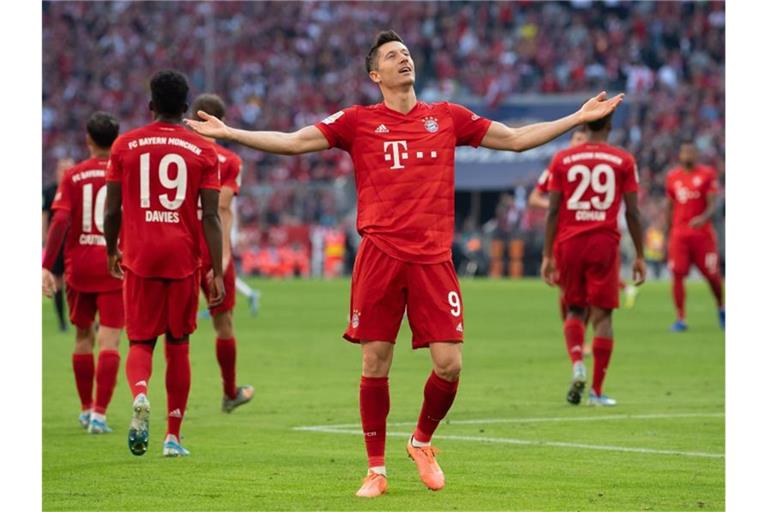 Bayerns Robert Lewandowski traf als erster Spieler in der Bundesliga-Geschichte an jedem der ersten neun Spieltage. Foto: Sven Hoppe/dpa