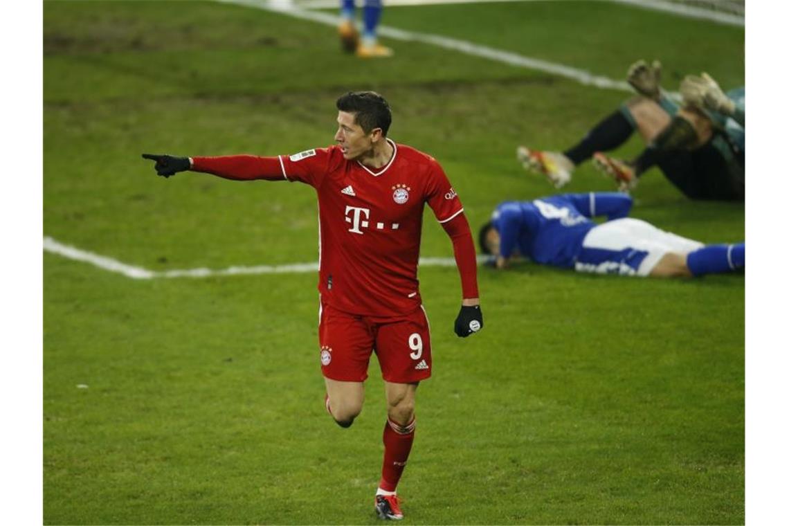 Sieg auf Schalke: Bayern enteilt Pseudo-Verfolgern Bayerns Robert Lewandowski traf auch gegen Schalke. Foto: Leon Kuegeler/Reuters/Pool/dpa