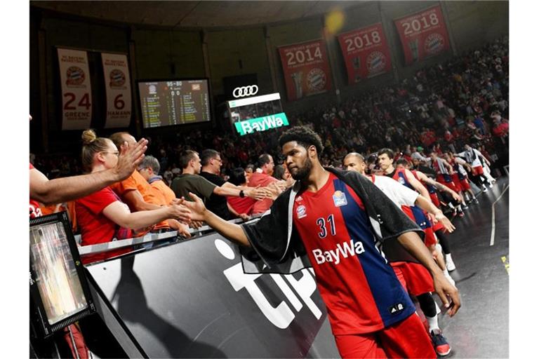Bayerns Spieler bedanken sich nach dem Erreichen des Finales bei ihren Fans. Foto: Angelika Warmuth