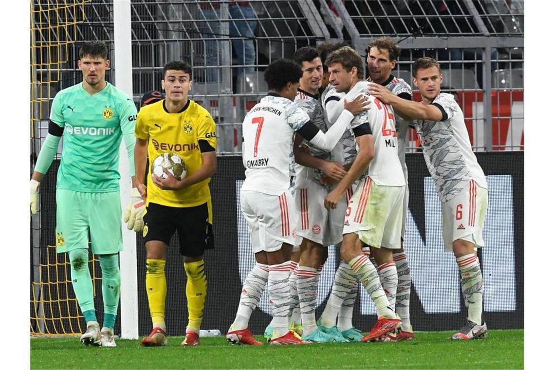 Bayerns Spieler um Torschütze Thomas Müller (3.v.r) freuen sich nach dem 0:2 über die Zwei-Tore-Führung. Foto: Bernd Thissen/dpa
