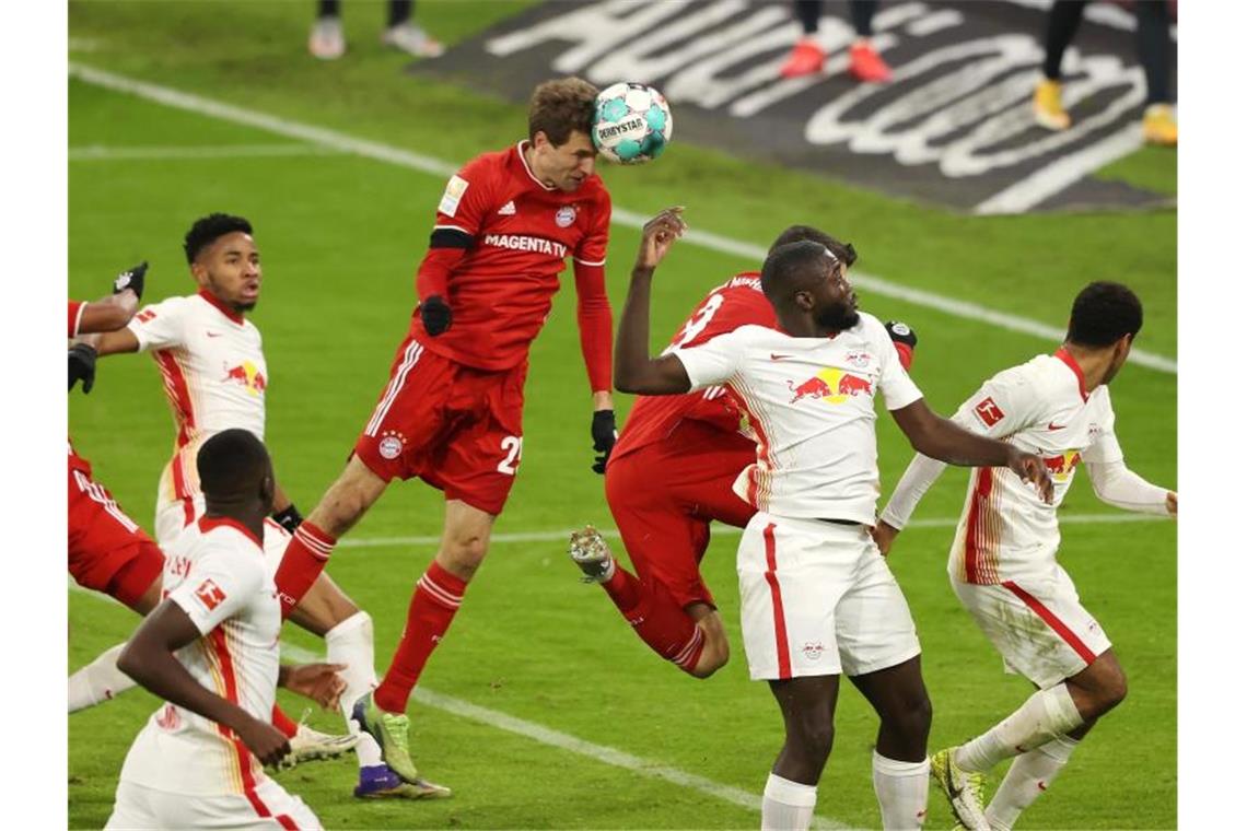 Bayerns Thomas Müller köpft in einem rasanten Top-Spiel gegen RB Leipzig das Tor zum 3:3-Ausgleich. Foto: Alexander Hassenstein/Getty Images Europe/Pool/dpa