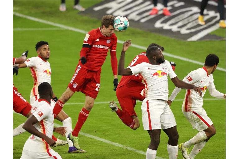 Bayerns Thomas Müller köpft in einem rasanten Top-Spiel gegen RB Leipzig das Tor zum 3:3-Ausgleich. Foto: Alexander Hassenstein/Getty Images Europe/Pool/dpa