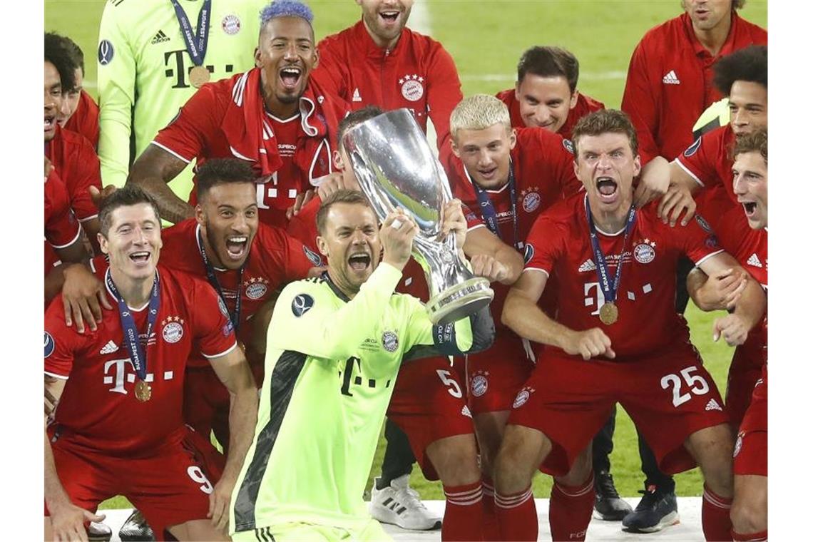 Bayerns Torhüter Manuel Neuer reckt die Trophäe des UEFA-Supercups in den Budapester Abendhimmel. Foto: Laszlo Balogh/AP Pool/dpa