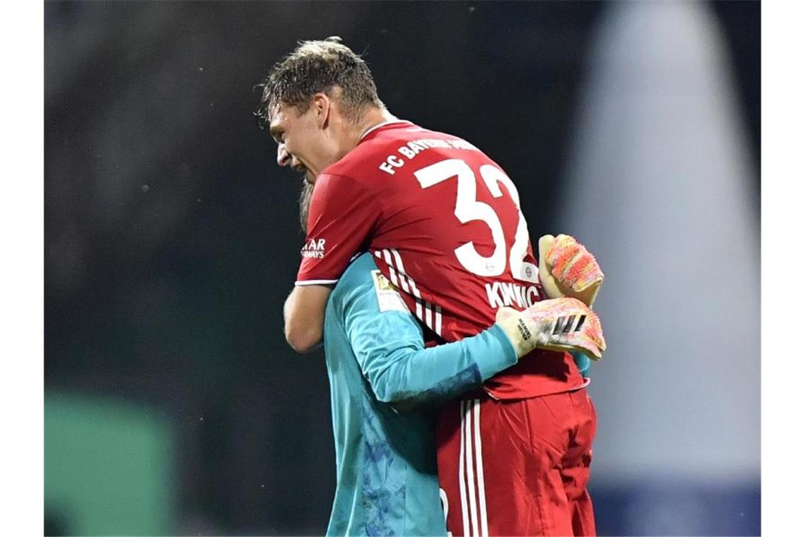 Bayerns Torhüter Manuel Neuer und Joshua Kimmich (r) freuen sich schon jetzt auf die Meisterschale. Foto: Martin Meissner/AP-Pool/dpa