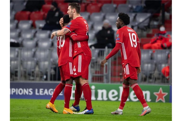 Bayerns Torschütze zum 1:0, Niklas Süle (M), feiert sein Tor mit den Mannschaftskollegen Bouna Sarr (l) und Alphonso Davies. Foto: Sven Hoppe/dpa
