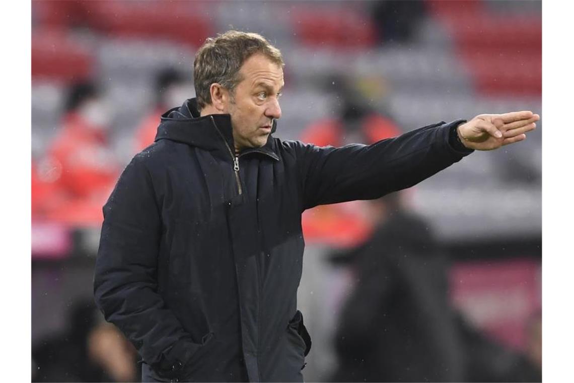 Das bringt die Woche: Europapokal, Titelrennen, DFB-Frauen Bayerns Trainer Hansi Flick gibt Anweisungen - am Dienstag trifft er mit seiner Mannschaft in der Königsklasse auf Lazio Rom. Foto: Andreas Schaad/AP-Pool/dpa