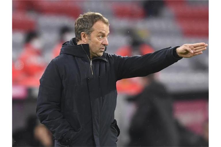 Bayerns Trainer Hansi Flick gibt Anweisungen - am Dienstag trifft er mit seiner Mannschaft in der Königsklasse auf Lazio Rom. Foto: Andreas Schaad/AP-Pool/dpa