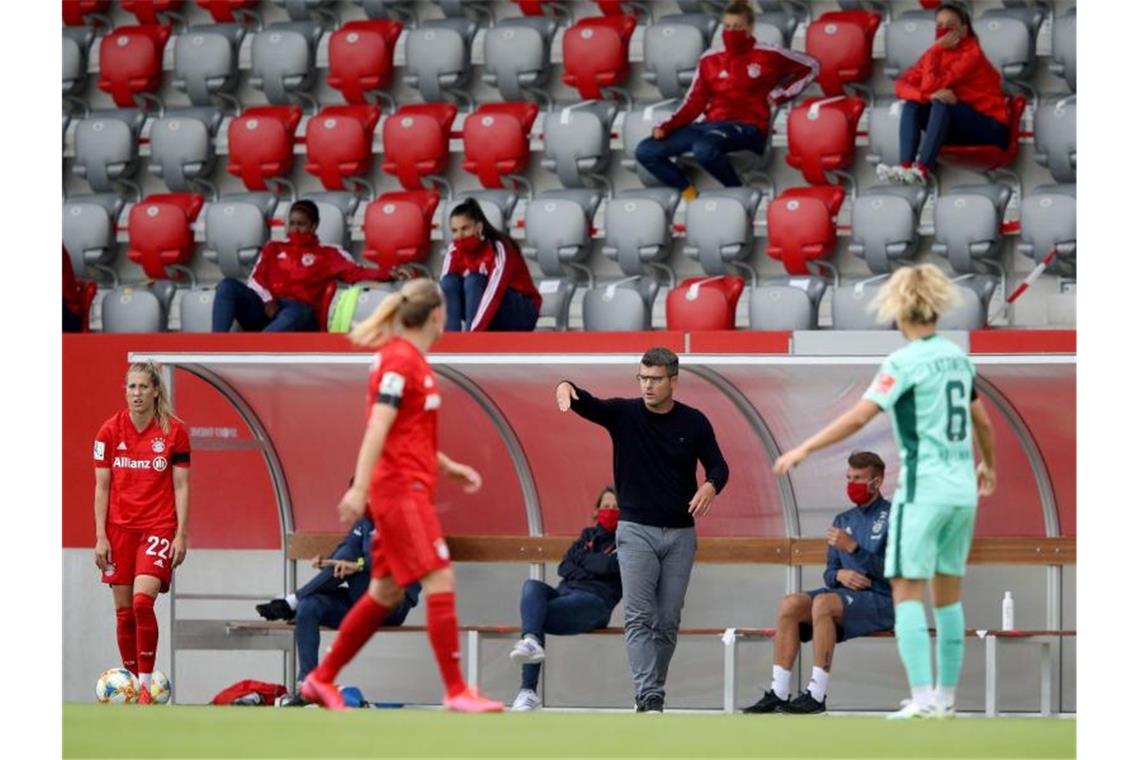Bayerns Trainer Jens Scheuer gibt an der Seitenlinie Anweisungen. Foto: Adam Pretty/Getty Images Europe/Pool/dpa