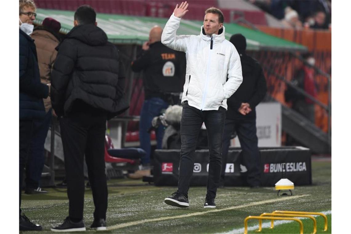 Nagelsmann genervt: Baustelle Abwehr und Reizthema Kimmich Bayerns Trainer Julian Nagelsmann ist nach dem Patzer gegen Augsburg wütend. Foto: Matthias Balk/dpa