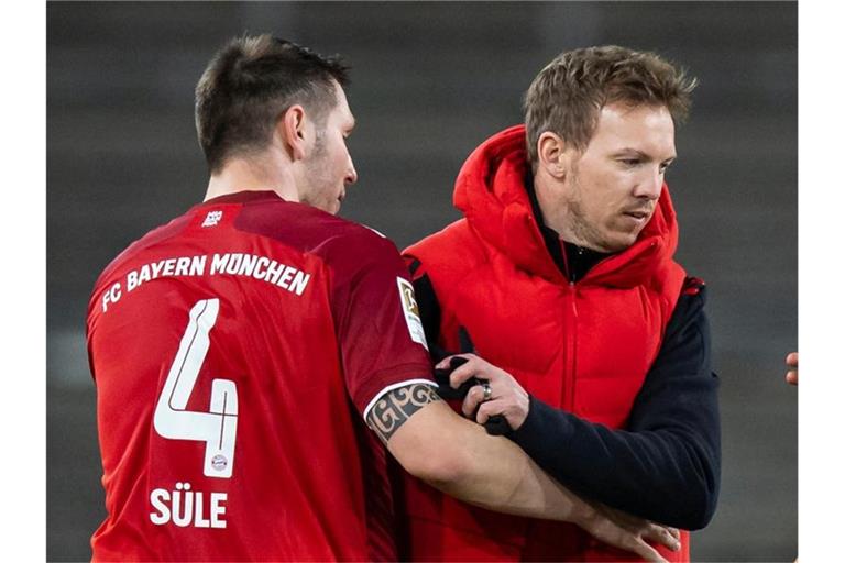 Bayerns Trainer Julian Nagelsmann (r) und Niklas Süle. Foto: Tom Weller/dpa