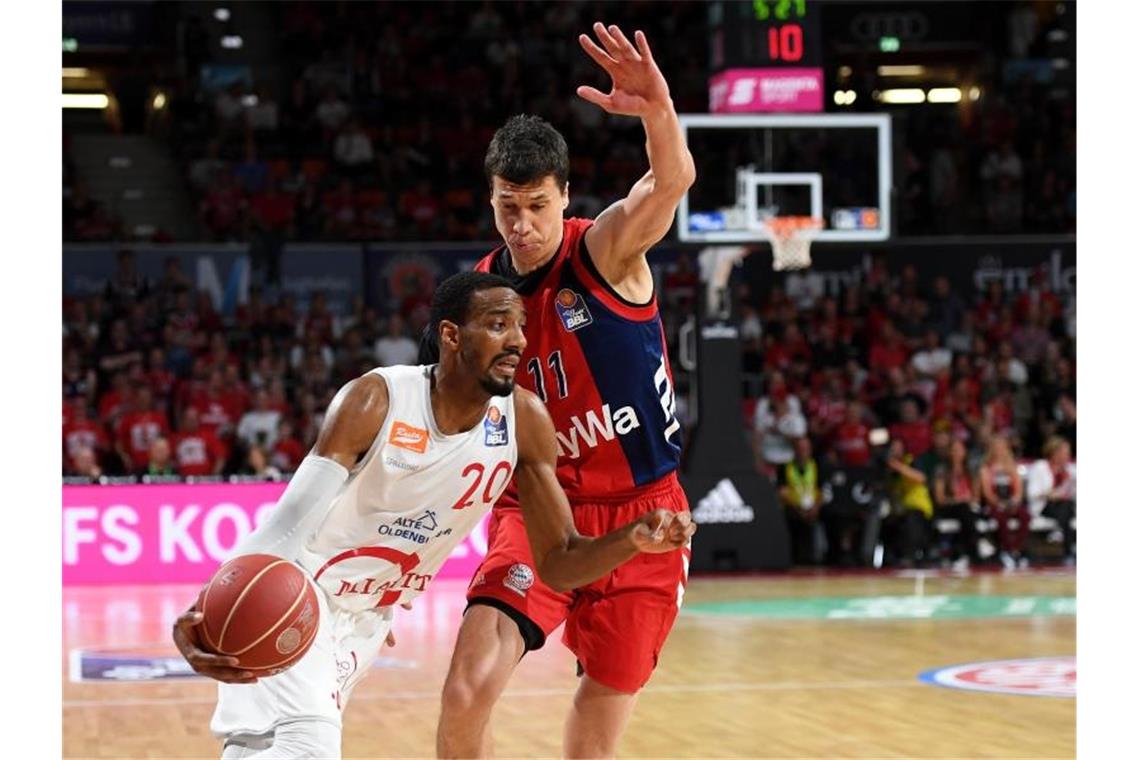 Bayern heiß auf Finale gegen ALBA Bayerns Vladimir Lucic (r) verteidigt gegen Vechtas Austin Collins. Foto: Angelika Warmuth