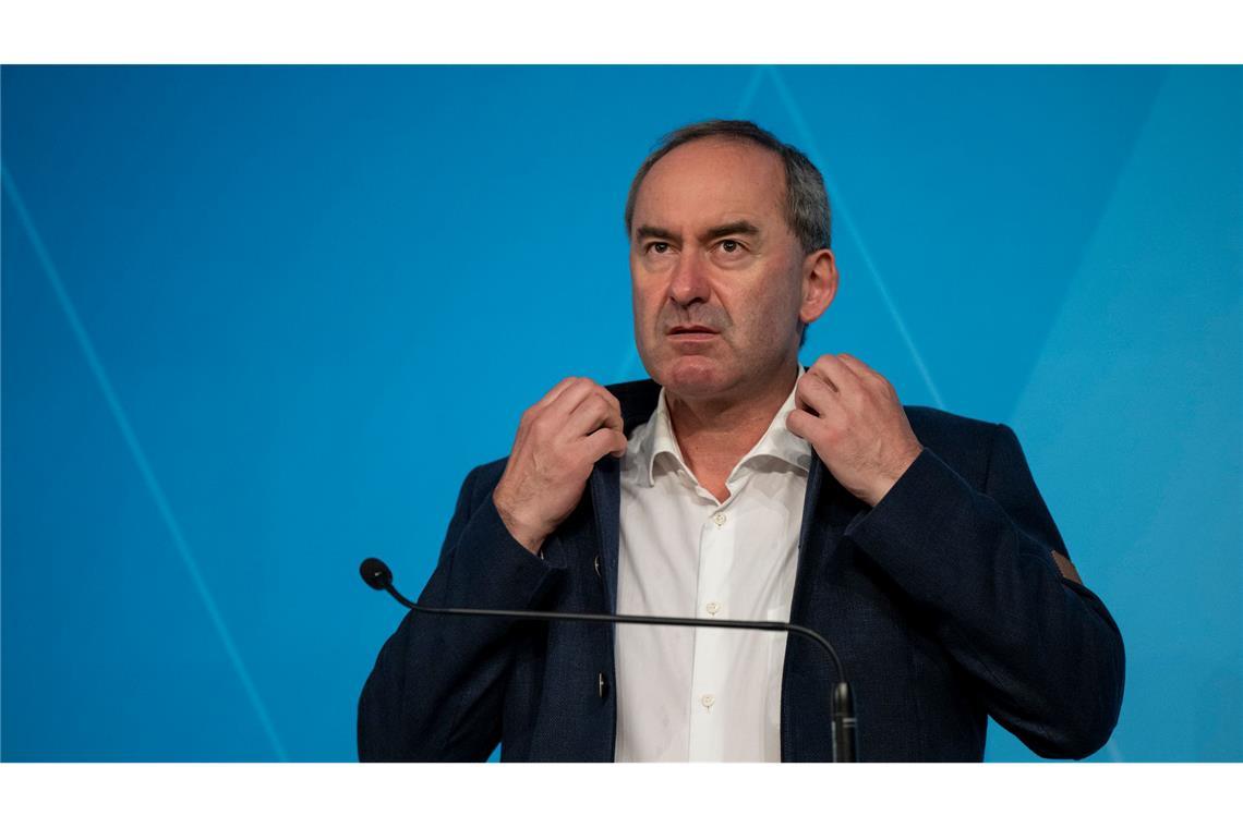 Bayern fordert bundesweite Aussetzung von Verbandsklagen Bayerns Wirtschaftsminister Hubert Aiwanger (Freie Wähler) will mehr Tempo bei Infrastrukturmaßnahmen und fordert dafür auch Rückschritte bei Klagemöglichkeiten. (Archivbild)