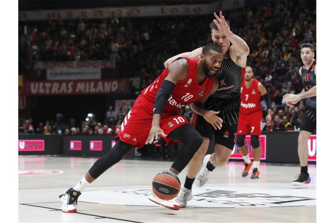 Bayern-Basketballer geben 20-Punkte-Führung aus der Hand Bayernspieler Greg Monroe (l) in Aktion. Foto: Antonio Calanni/AP/dpa