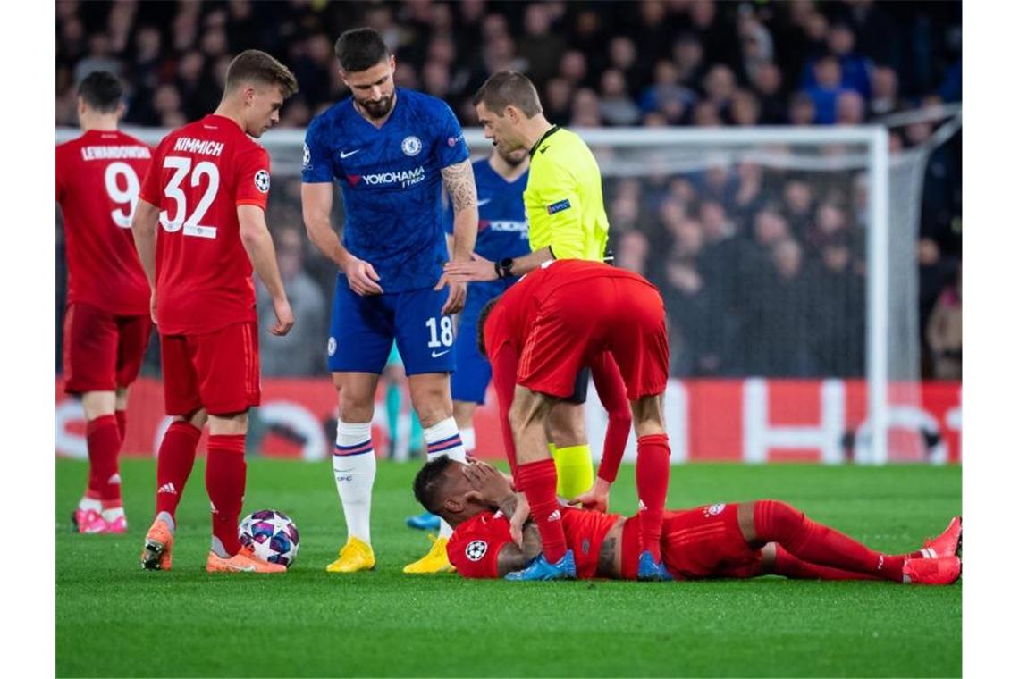 Wieder Gnabry-Show beim FC Chelsea - Bayern mit Flick top Bayernspieler Jerome Boateng (r) liegt nach einem Foul auf dem Rasen. Foto: Sven Hoppe/dpa