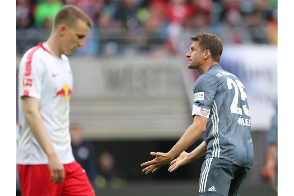 Titelentscheidung vertagt - 96 und Nürnberg steigen ab Bayernspieler Thomas Müller regt sich über eine Entscheidung des Schiedsrichters auf. Foto: Jan Woitas