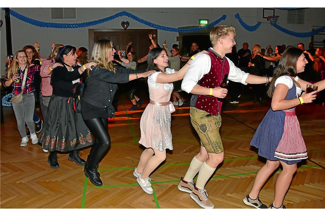Bayrische Polonaise durch die Halle. Die Stimmung Zünftige Stimmung auf der Part...
