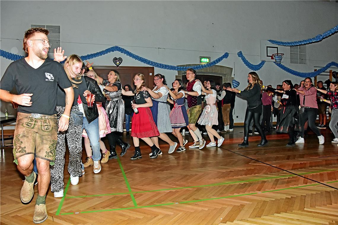 Bayrische Polonaise durch die Halle. Die Stimmung Zünftige Stimmung auf der Part...