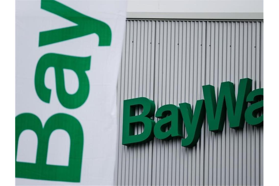 BayWa-Fahnen wehen vor einem Technik-Zentrum der BayWa AG im Hafen von Bamberg. Foto: Guido Bergmann/dpa/Archivbild