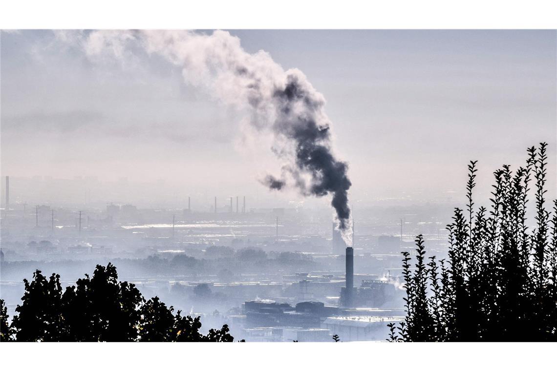 Warum ist die Luftqualität in Deutschland derzeit so schlecht? <b></b>Hauptursache für die derzeit vielerorts schlechte Luftqualität ist d die Emission von Feinstaub. Im Winter ist dieser größer, weil mehr Energie benötigt wird und die Emissionen aus dem Straßenverkehr erhöht sind.