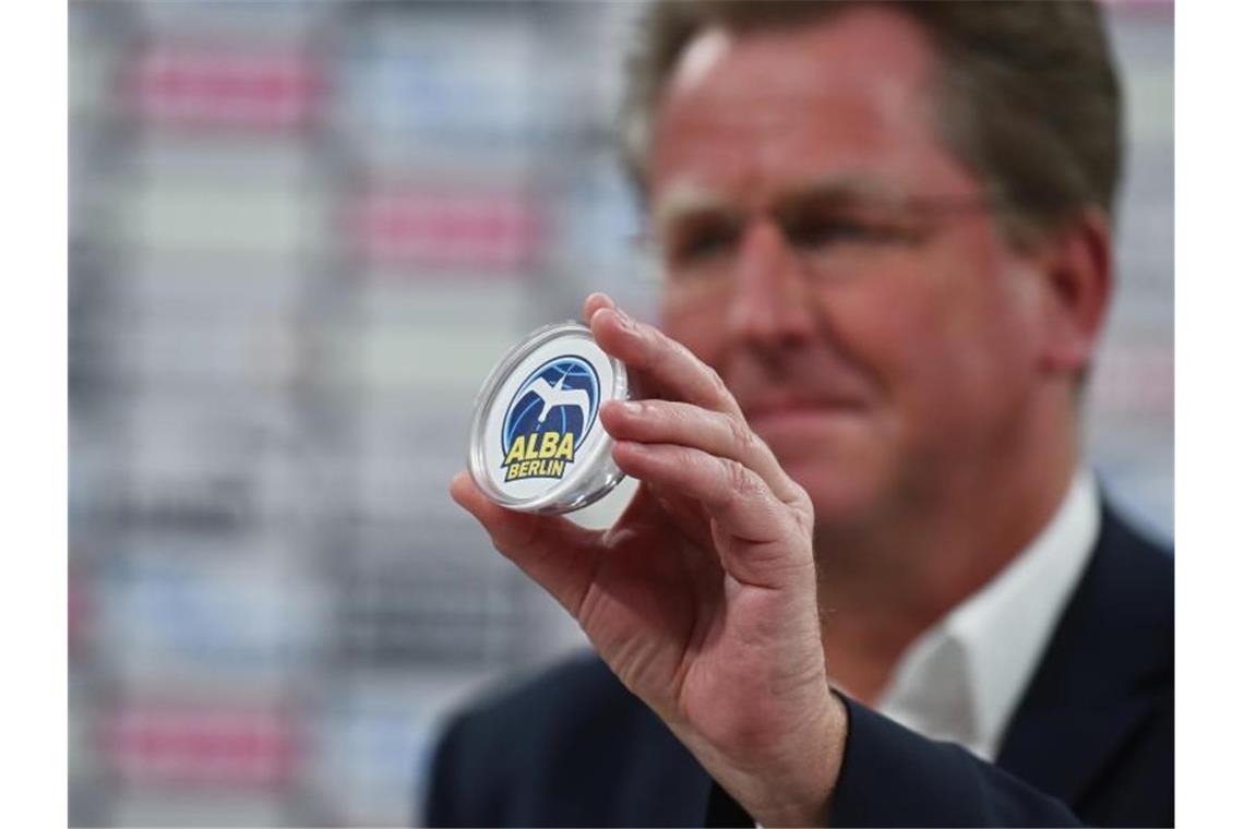 BBL prüft neutralen Standort für zukünftige Pokalfinals BBL-Geschäftsführer Stefan Holz präsentierte bei der Auslosung die Loskugel mit Alba Berlin als Gastgeber des Pokalfinales. Foto: Nicolas Armer/dpa