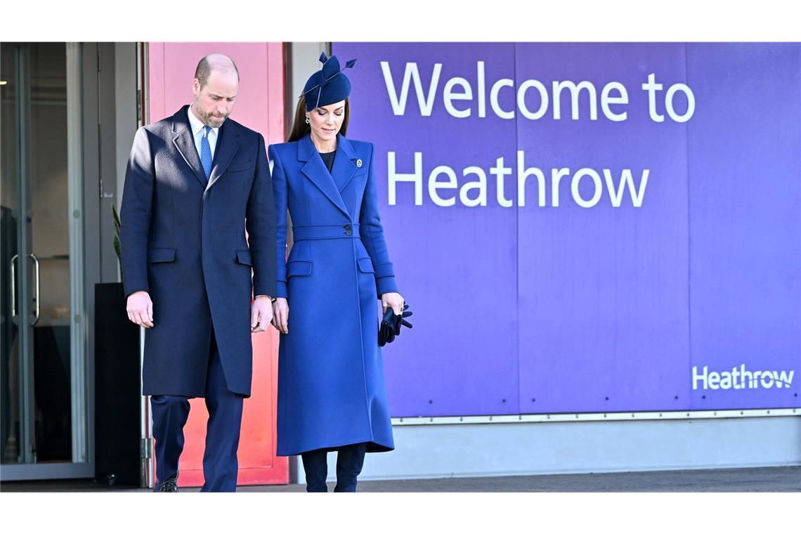 <b>Dezember:</b> Prinz William und Prinzessin Kate empfangen den deutschen Bundespräsidenten und seine Frau höchstpersönlich am Flughafen. Und wenn es ein „Signature Piece“ aus Prinzessin Kates Garderobe gibt, dann ist es der Alexander-McQueen-Mantel mit dem einen Knopf – die 43-Jährige hat ihn in Blau und (siehe St. Patrick’s Day) und Flaschengrün.