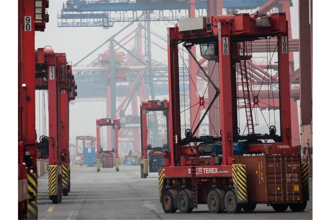 Handelskonflikte und Brexit bremsen Außenhandel aus Be- und Entladung auf dem Terminal Eurokai im Hafen Hamburg: Außenhandelsexperten rechnen mit nahezu null Wachstum in diesem Jahr. Foto: Christian Charisius/dpa
