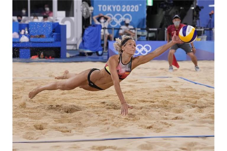 Beachvolleyballerin Laura Ludwig und ihre Partnerin Margareta Kozuch sind im Viertelfinale ausgeschieden. Foto: Petros Giannakouris/AP/dpa