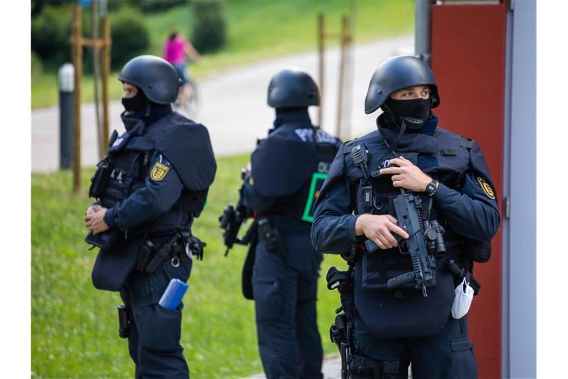 Gesuchter von Oppenau wegen Volksverhetzung verurteilt Beamte der Bereitschaftspolizei stehen vor einer Mehrzweckhalle. Foto: Philipp von Ditfurth/dpa/Archivbild