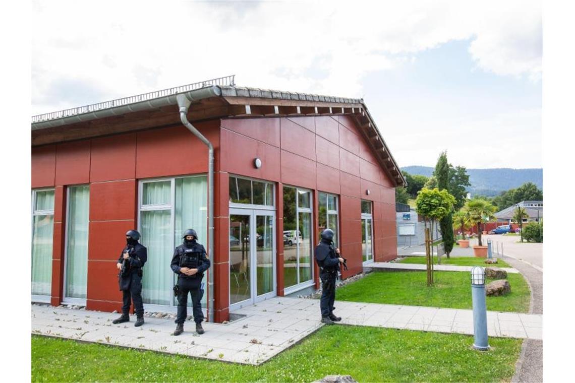 Behörden: Kein rechtsradikaler Hintergrund bei Gesuchtem Beamte der Bereitschaftspolizei vor einer Mehrzweckhalle, in der die Pressekonferenz stattfindet. Foto: Philipp von Ditfurth/dpa