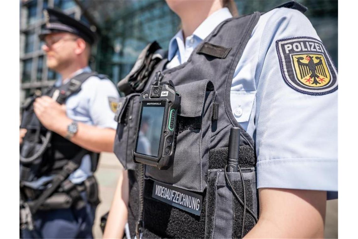 Beamte der Bundespolizei am Berliner Hauptbahnhof. Innenminister Seehofer will Bundespolizisten wieder zu Einsätzen nach Berlin schicken. Foto: Michael Kappeler/dpa