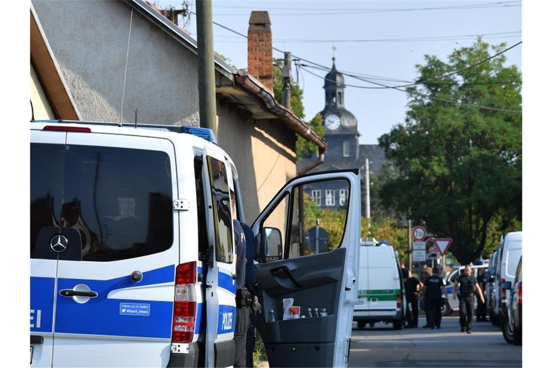 Beamte der Bundespolizei durchsuchen ein Objekt in Arnstadt. Foto: Martin Schutt