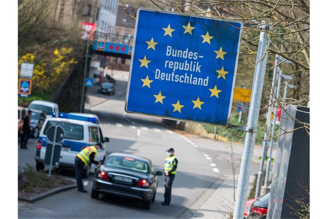 Beamte der Bundespolizei kontrollieren an der deutsch-französischen Grenze. Foto: Oliver Dietze/dpa