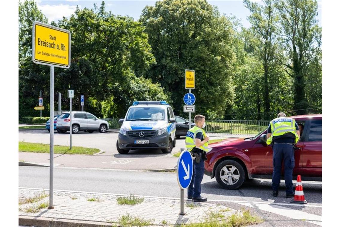 Beamte der Bundespolizei kontrollieren an der Rheinbrücke in Breisach aus Frankreich kommende Fahrzeuge. Foto: Philipp von Ditfurth/dpa