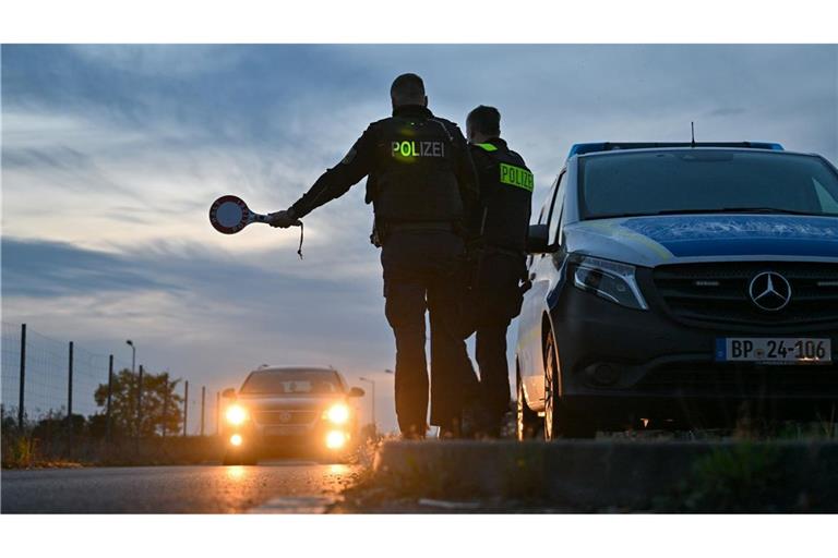 Beamte der Bundespolizei stoppen an der deutsch-polnischen Grenze ein Auto. Bundesinnenministerin Faeser zufolge sind durch vorübergehende Grenzkontrollen seit Oktober 17.600 unerlaubte Einreisen verhindert worden.