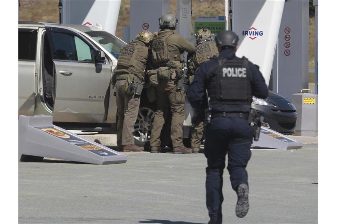 Nach Blutbad: Trudeau will striktere Waffengesetze Beamte der kanadischen Polizei kurz vor der Tötung des Tatverdächtigen. Foto: Tim Krochak/The Canadian Press/dpa