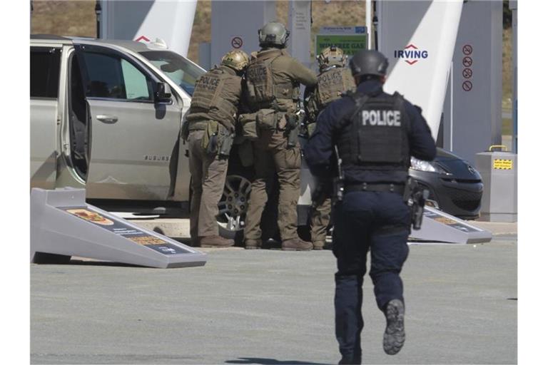 Beamte der kanadischen Polizei kurz vor der Tötung des Tatverdächtigen. Foto: Tim Krochak/The Canadian Press/dpa