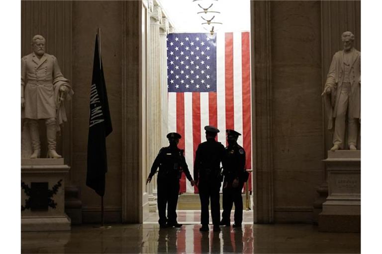 Beamte der Kapitol-Polizei stehen in der berühmten Rotunda des Parlamentsgebäudes in Washington. Im US-Senat ist die Anklage für das zweite Amtsenthebungsverfahren gegen Donald Trump verlesen worden. Foto: Susan Walsh/AP/dpa