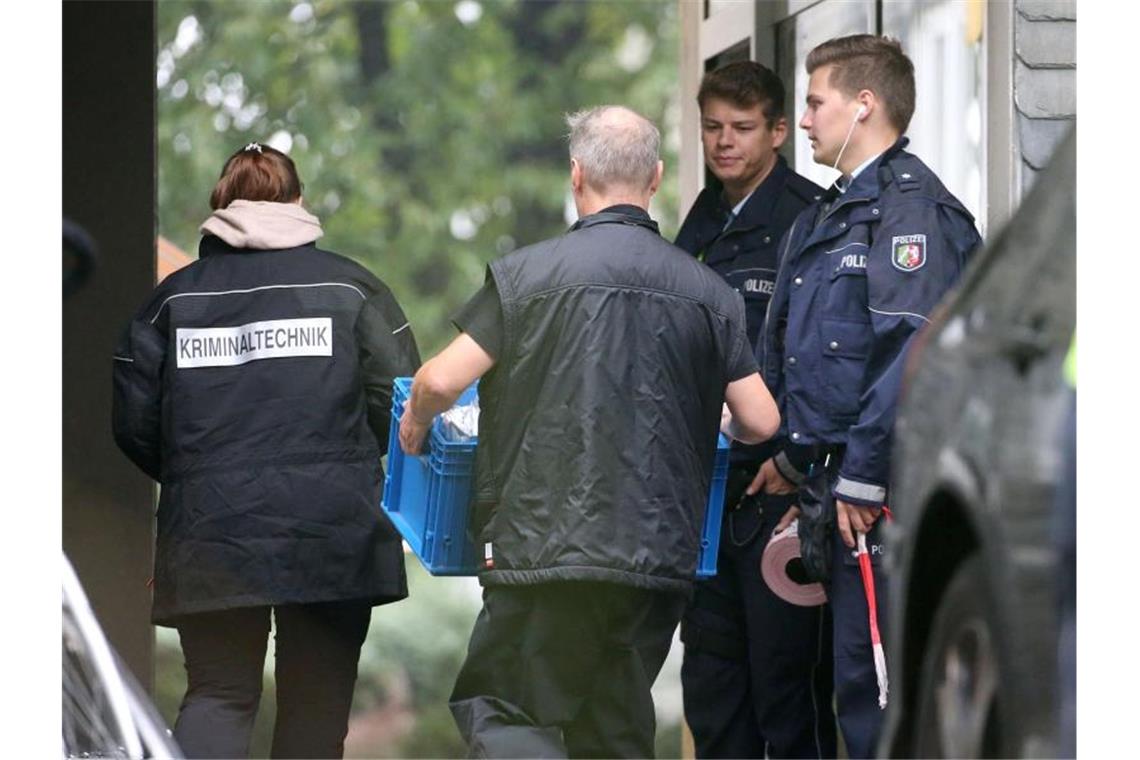 Nur Bruder überlebte: Mutter soll fünf Kinder getötet haben Beamte der Kriminaltechnik treffen am Tatort ein. Foto: Oliver Berg/dpa