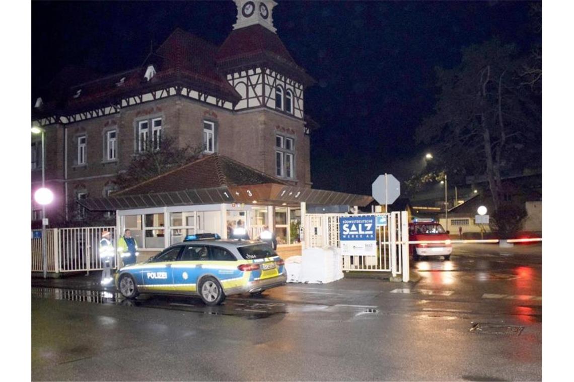 Mehrere Hundert Liter Säure in Salzbergwerk ausgelaufen Beamte der Polizei vor dem betroffenen Salzbergwerk. Foto: Julia Buchner/dpa