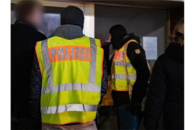 Beamte der Polizei vor einem Mehrfamilienhaus in Datteln. Bei den Ermittlungen haben deutsche und türkische Ermittlungsbehörden eng zusammengearbeitet. Foto: Marcel Kusch/dpa