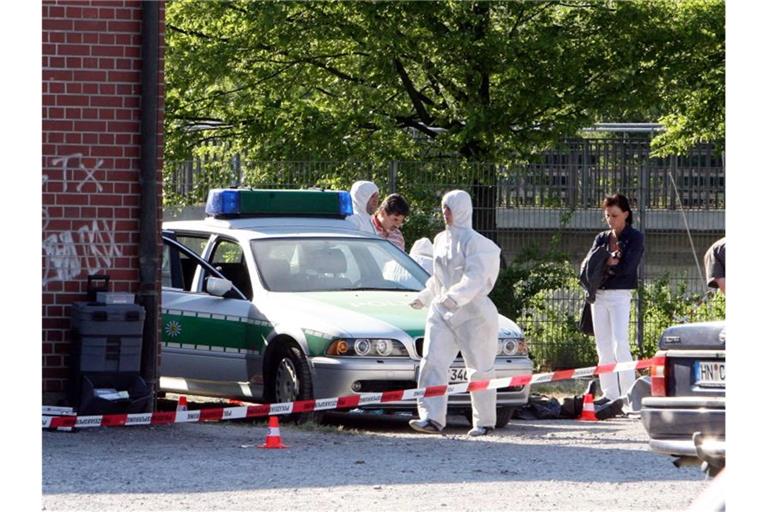 Beamte der Spurensicherung arbeiten am Tatort, an dem zuvor die Polizeibeamtin Michèle Kiesewetter getötet wurde. Foto: Bernd Weissbrod/Archiv