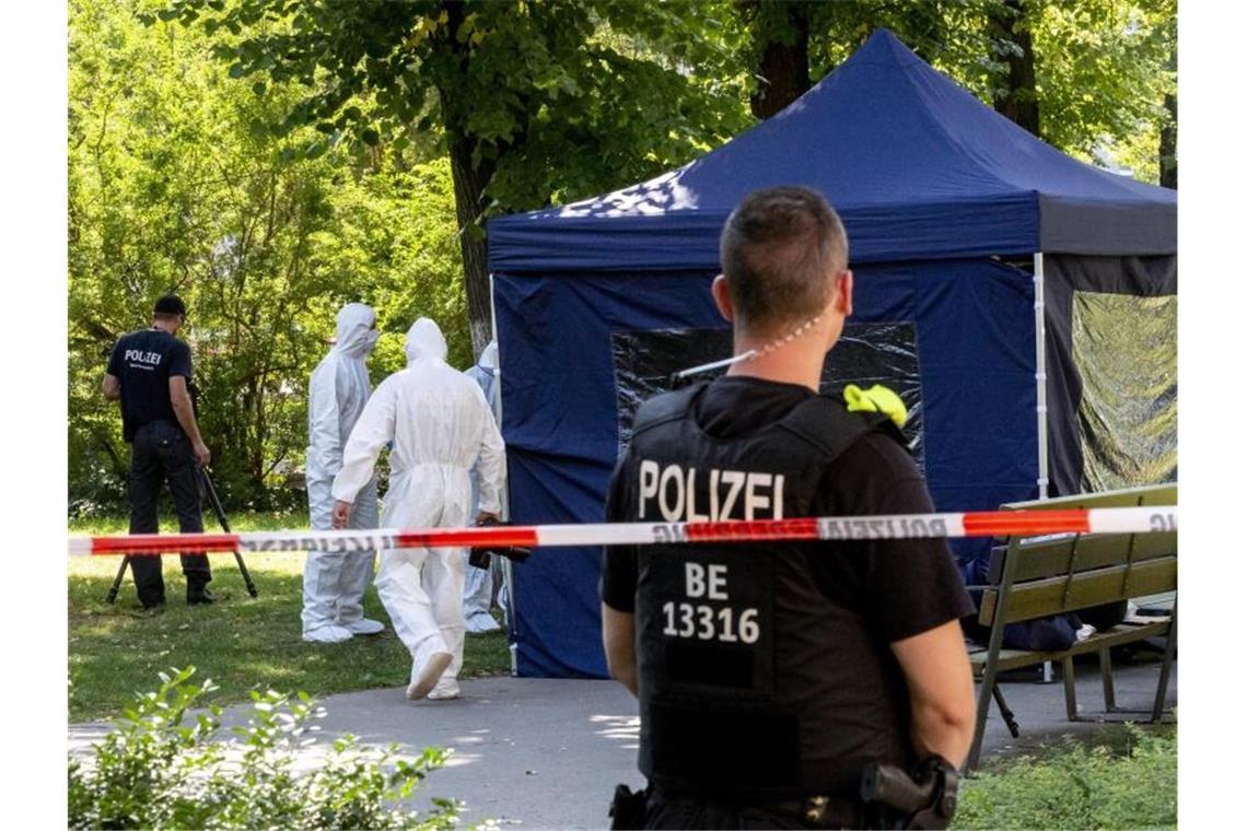 Beamte der Spurensicherung arbeiten im August 2019 am Tatort im Kleinen Tiergarten. Foto: Paul Zinken/dpa