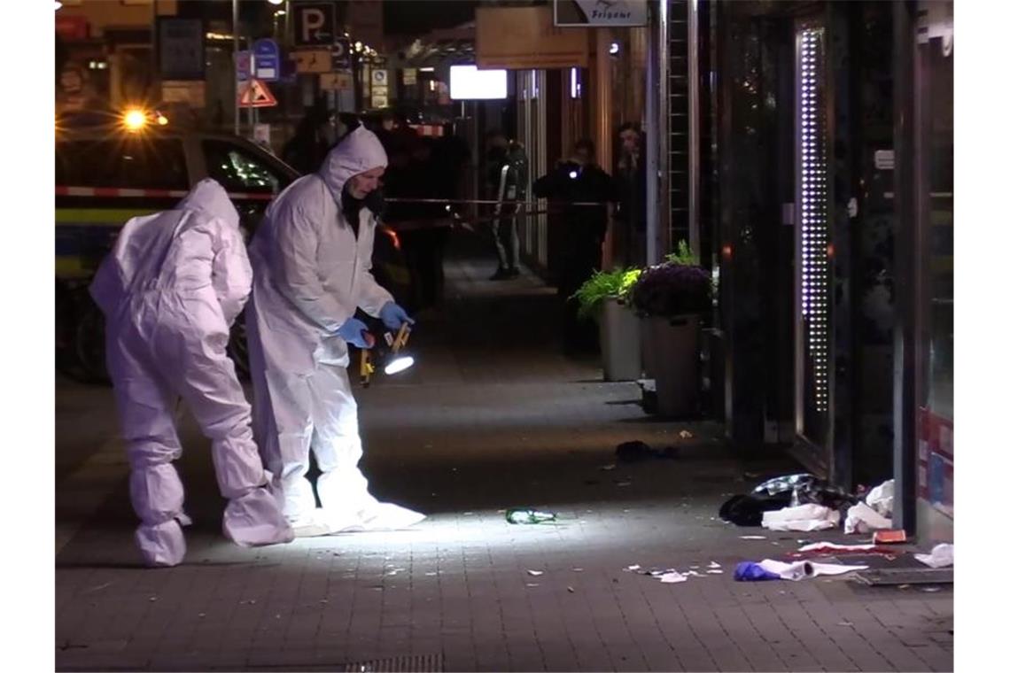Ein Toter bei Streit zweier Gruppen in Moers Beamte der Spurensicherung arbeiten vor einem Kiosk in Moers. Foto: Tnn/dpa-Zentralbild/dpa