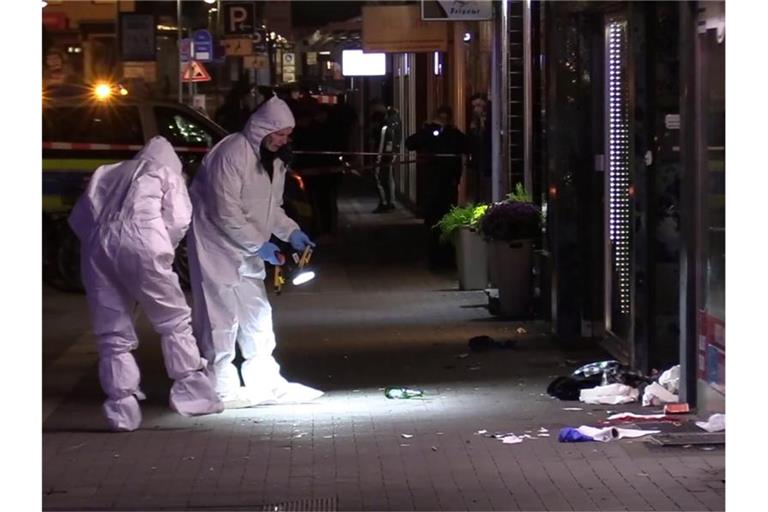 Beamte der Spurensicherung arbeiten vor einem Kiosk in Moers. Foto: Tnn/dpa-Zentralbild/dpa