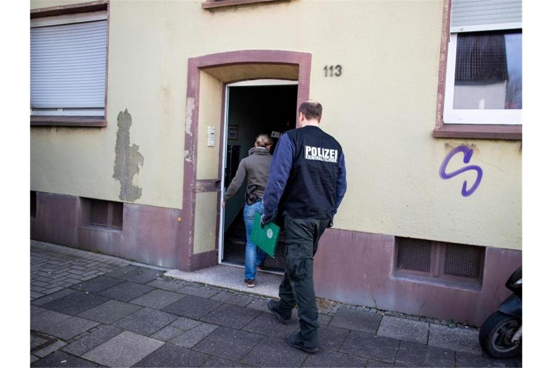 Beamte der Spurensicherung bei der Arbeit: Schon im Sommer soll einen Hinweis gegeben haben. Dem wurde aber wohl nicht nachgegangen. Foto: Marcel Kusch/dpa