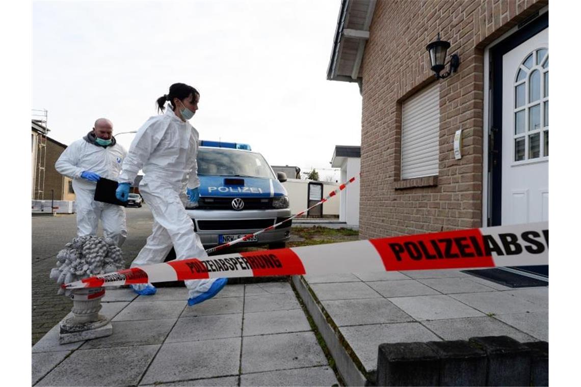 Drei Tote bei Düren: Mann tötete zwei Frauen und sich selbst Beamte der Spurensicherung betreten das Haus in Langerwehe bei Düren, in dem die drei Leichen gefunden worden waren. Foto: Roberto Pfeil/dpa