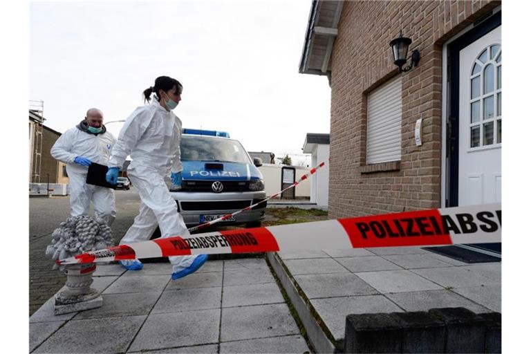 Beamte der Spurensicherung betreten das Haus in Langerwehe bei Düren, in dem die drei Leichen gefunden worden waren. Foto: Roberto Pfeil/dpa