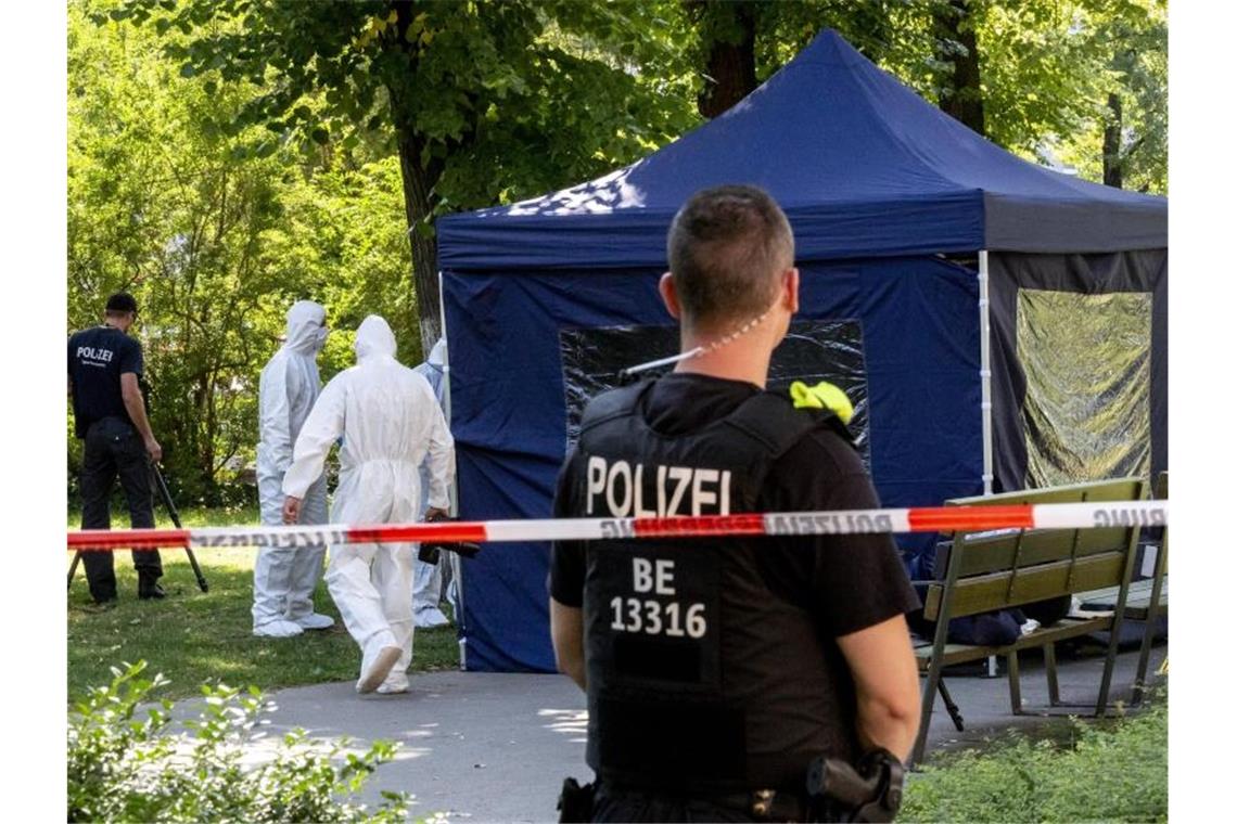 Beamte der Spurensicherung sichern in einem Faltpavillon Spuren am Tatort. Foto: Christoph Soeder/dpa/Archiv